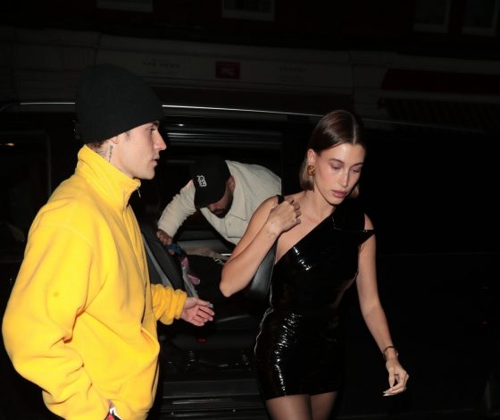 В чем пойти на свидание? Хейли Бибер голосует за латексное мини