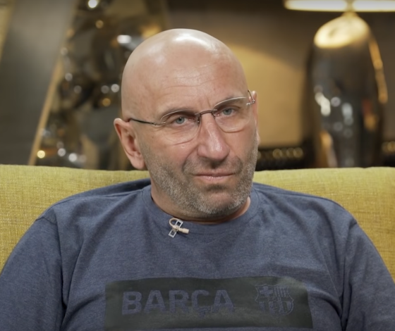 Скандал: известный психолог ударил женщину сумкой во время семинара