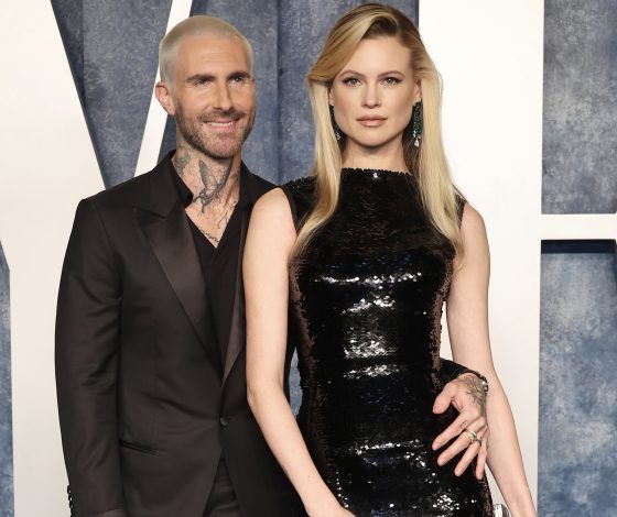 Адам Левин и Бехати Принслу впервые показали третьего ребенка