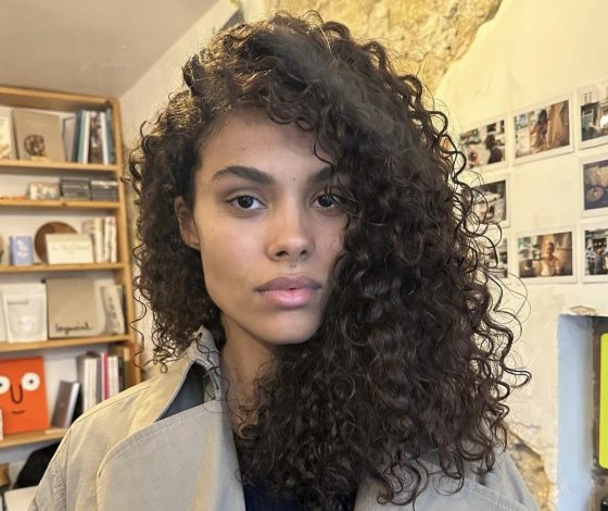 Тело мечты: Тина Кунаки позирует лишь в одной байкерской куртке (и выглядит бесподобно)