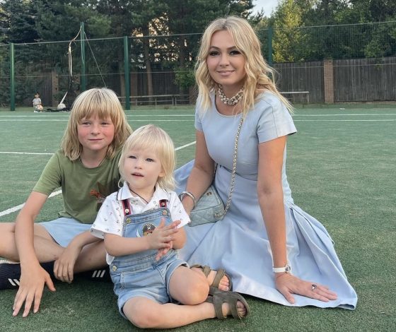 Яна Рудковская резко ответила на обвинения в том, что неправильно воспитывает сына