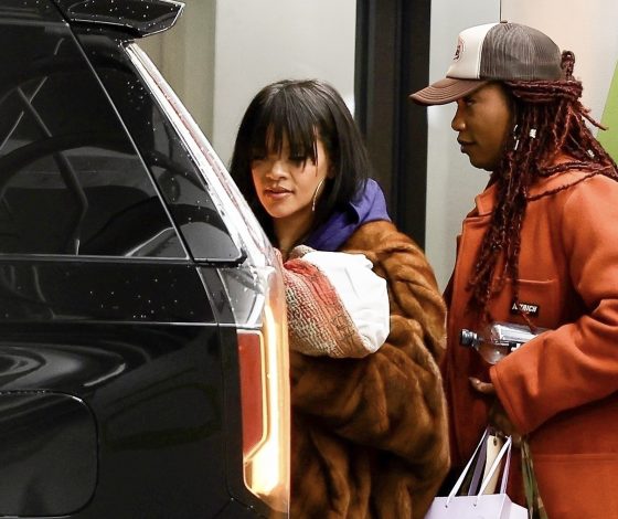 Рианна появилась с сыном на ночной фотосессии