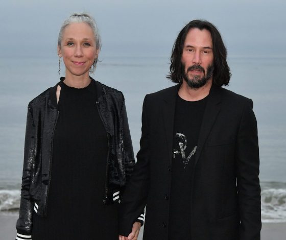 Киану Ривза застали за страстным поцелуем с возлюбленной