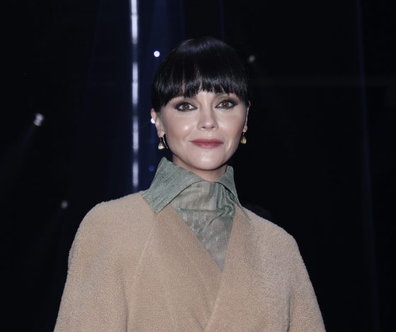 Дальше – больше: звезда «Уэнсдэй» Кристина Риччи подтверждает, что кожаный тренч длины экстра – настоящий мастхэв этого сезона