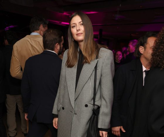 Мария Шарапова показывает, как с помощью одного пальто сделать образ эффектным