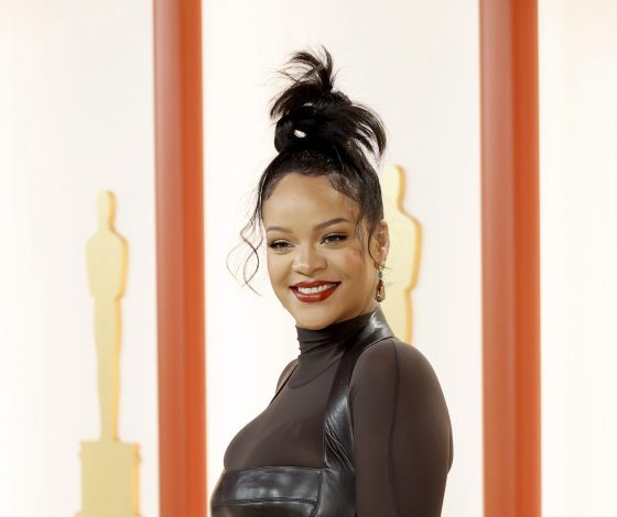 Рианна показала, как разбавить спортивный образ. Спойлер: все дело в аксессуарах