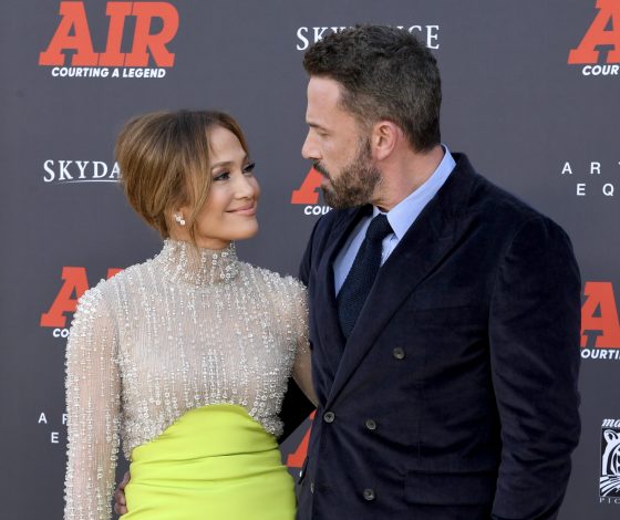 Как внедрить неоново-зеленый цвет в свой гардероб и не совершить ошибку? Учимся у Дженнифер Лопес