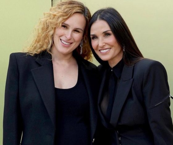 Редкий выход Деми Мур с беременной дочерью. На кого звездная наследница похожа больше?