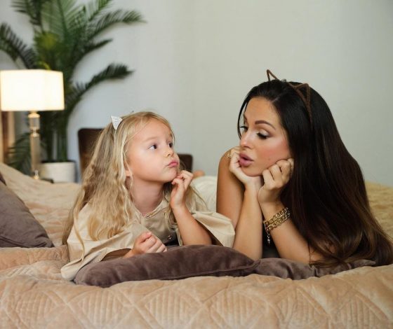 Семейный выход: Нюша выложила фото с дочерью