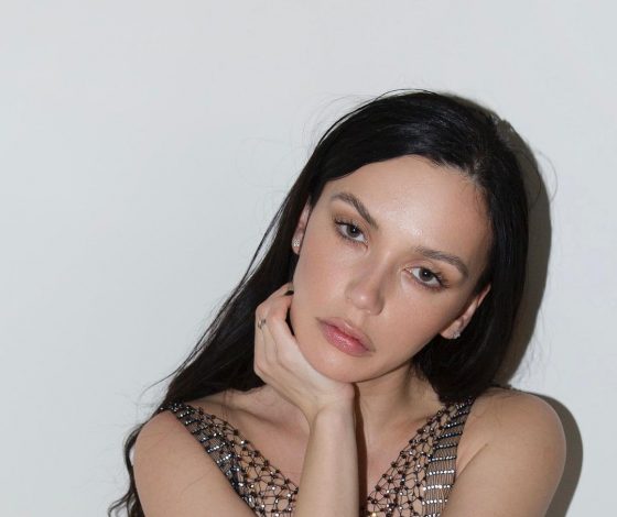 Лето в городе: Ольга Серябкина позирует в крошечном топе и ультракороткой юбке