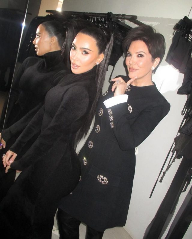 Мы друг друг не соперницы: Ким Кардашьян и Крис Дженнер в total black образах. Чей аутфит тебе нравится больше?