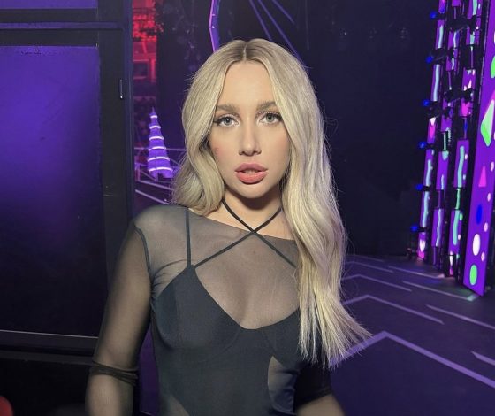 Как сделать любое черное платье нескучным? Украшает Миа Бойка