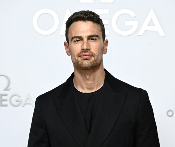 «Горячий»: звезду «Белого лотоса» Тео Джеймса засняли по дороге на тренировку