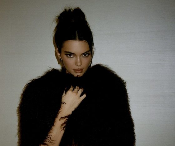 Париж зовет: Кендалл Дженнер демонстрирует, как освоить стиль француженок при помощи одного аксессуара