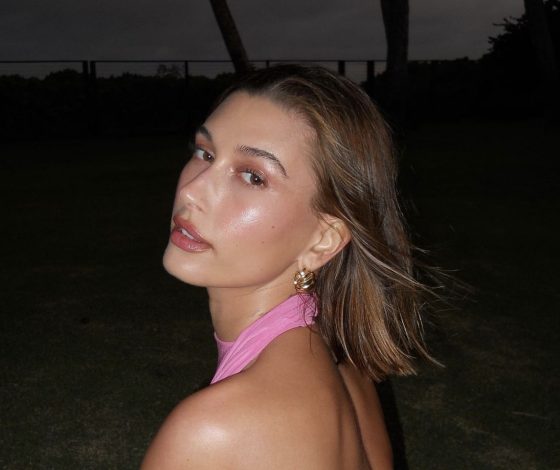 Как вписать короткие шорты в весенний образ? Собираемся с Хейли Бибер