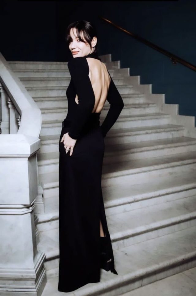 Лучшее решение: Ида Галич в черном платье с открытой спиной