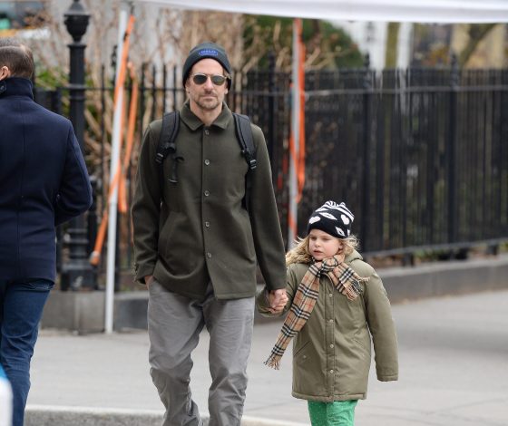 Неделимы: Брэдли Купер с дочерью на прогулке