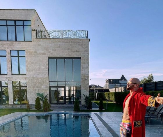 На фоне слухов о разводе: Джиган срочно продает трехэтажный особняк в Подмосковье за 200 млн рублей