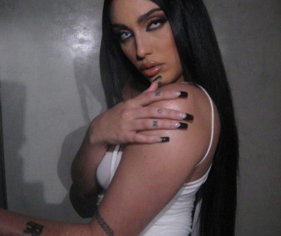 Вся в мать: дочь Мадонны позирует в прозрачном платье