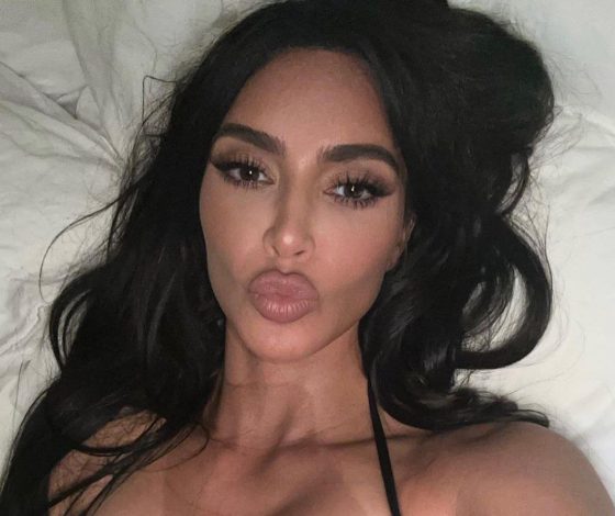 Провокация: Ким Кардашьян позирует в крошечном бикини