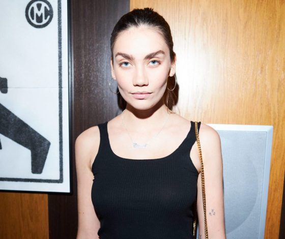 Легко спутать: Карина Истомина повторила образ Уэнсдэй