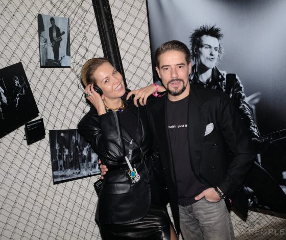 «Король и Шут» не отпускает: Яна Чурикова, Андрей Князев, Юлия и Артем Акимовы и другие на открытии выставки «Панк-культура»