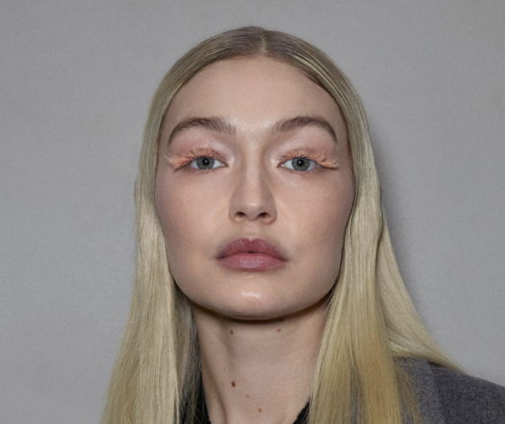 Как сделать макияж с цветными ресницами в стиле Джиджи Хадид?