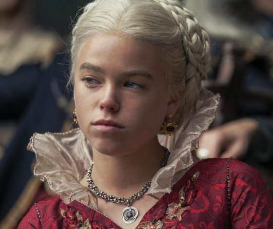 Почему и, главное, зачем: звезда «Дома Дракона» Милли Олкок появилась в платье, которое испортило ее фигуру