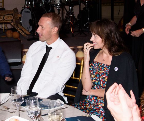 Полная идиллия: Дакота Джонсон и Крис Мартин замечены на свидании в Малибу