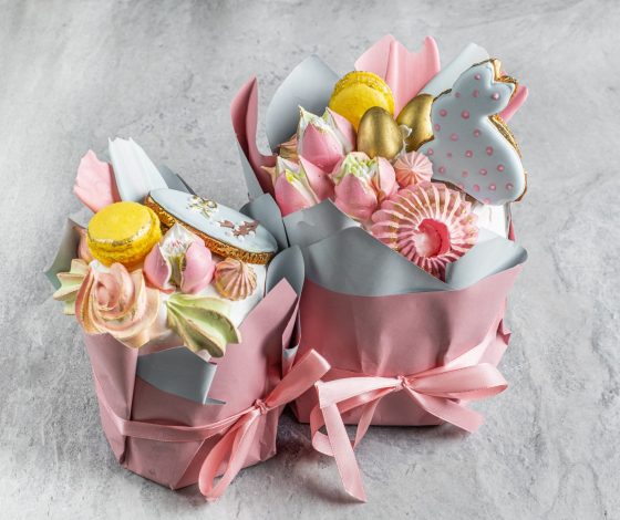 С белыми кроликами и шоколадными яйцами: самые красивые куличи в московских ресторанах