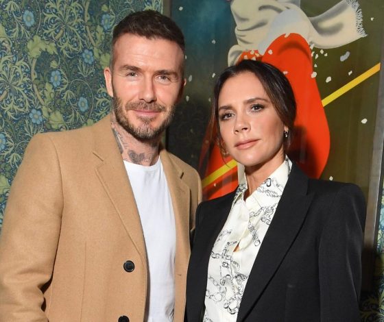 Дэвид и Виктория Бекхэм целуются на фоне заката