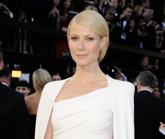 Гвинет Пэлтроу появилась в укороченном топе, который здорово подчеркнул ее пресс. И, на минуточку, актрисе 50 лет