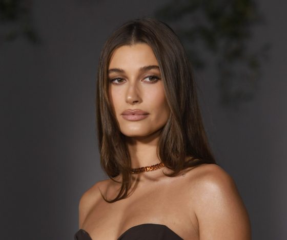 Хейли Бибер появилась в обтягивающем платье длины мини. И у нас только один вопрос – где раздают такие ноги?