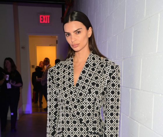 Эмили Ратаковски показала, как выглядит ее идеальное черное платье