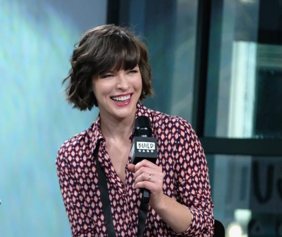 Как две капли воды: Милла Йовович замечена с 15-летней дочерью