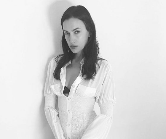 Идеальный образ на лето: Ирина Шейк в белом мини