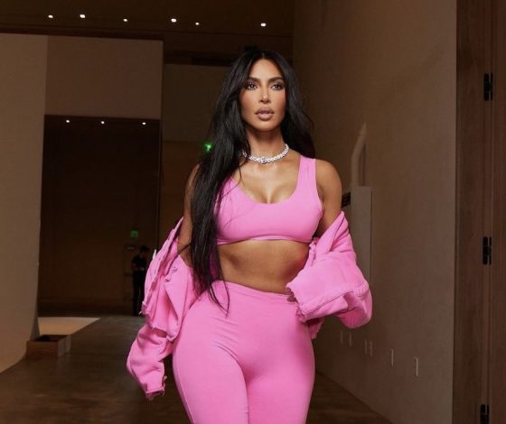 Ким Кардашьян сочетает спортивный костюм с розовой шубой (и мы, на удивление, точно возьмем прием на заметку)