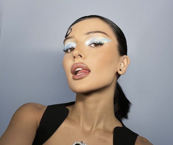 Дина Саева доказывает, что стиль преппи может выглядеть очень даже эффектно. Ну, и откровенно