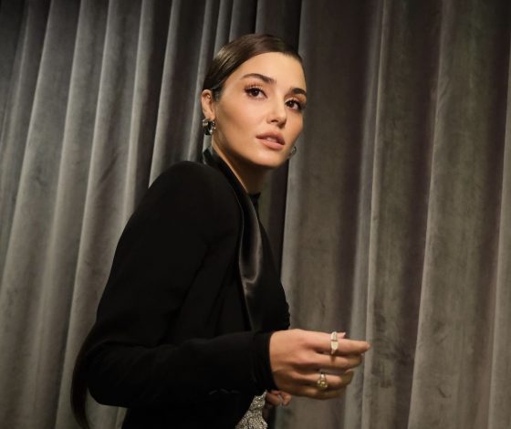 Звезда «Постучись в мою дверь» Ханде Эрчел наглядно поддержала тренд на повязки на голову. Впрочем, как и Белла Хадид на пару с Николой Пельтц