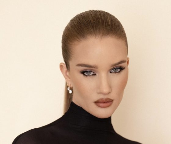 Роузи Хантингтон-Уайтли носит дождевик на голое тело (и грядущим летом мы будем делать так же)