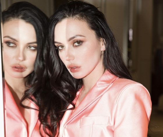 Ольга Серябкина появилась в полностью прозрачном образе. Вдобавок – в красном