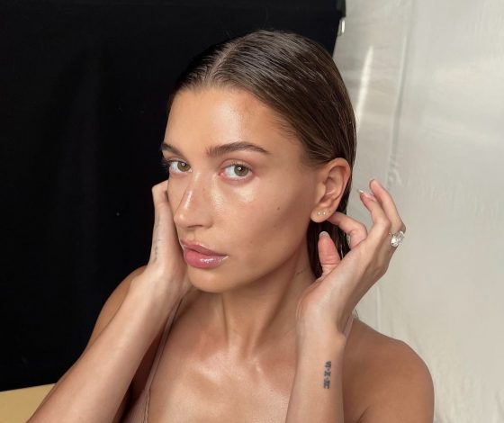 Хейли Бибер поделилась фото в нижнем белье. Ну, и в кожаной куртке