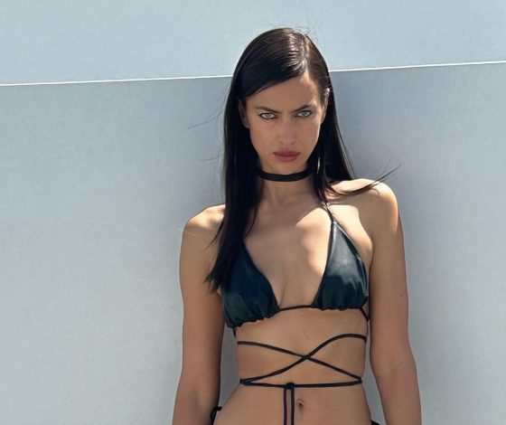 Полуобнаженная Ирина Шейк позирует на отдыхе