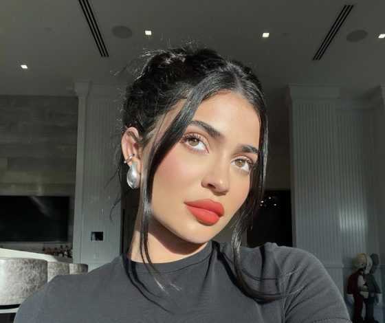 Серьги-капли как у Беллы Хадид и Роузи Хантингтон-Уайтли – однозначный звездный тренд этого года. Нашли 10 вариантов по их образу и подобию