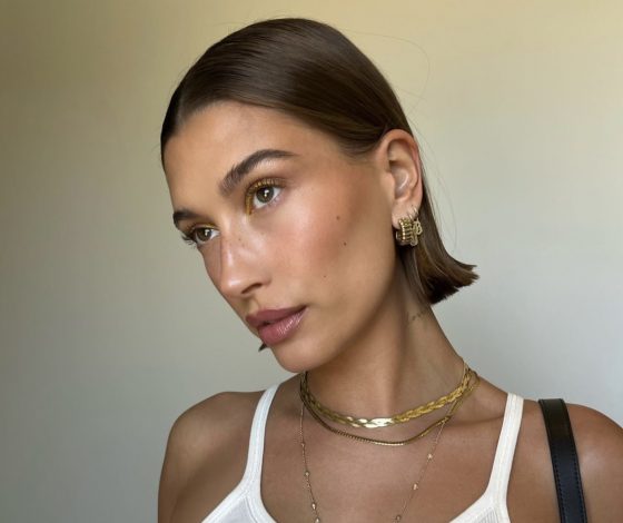 Ноги на миллион: Хейли Бибер не опять, а снова примерила ультракороткое платье