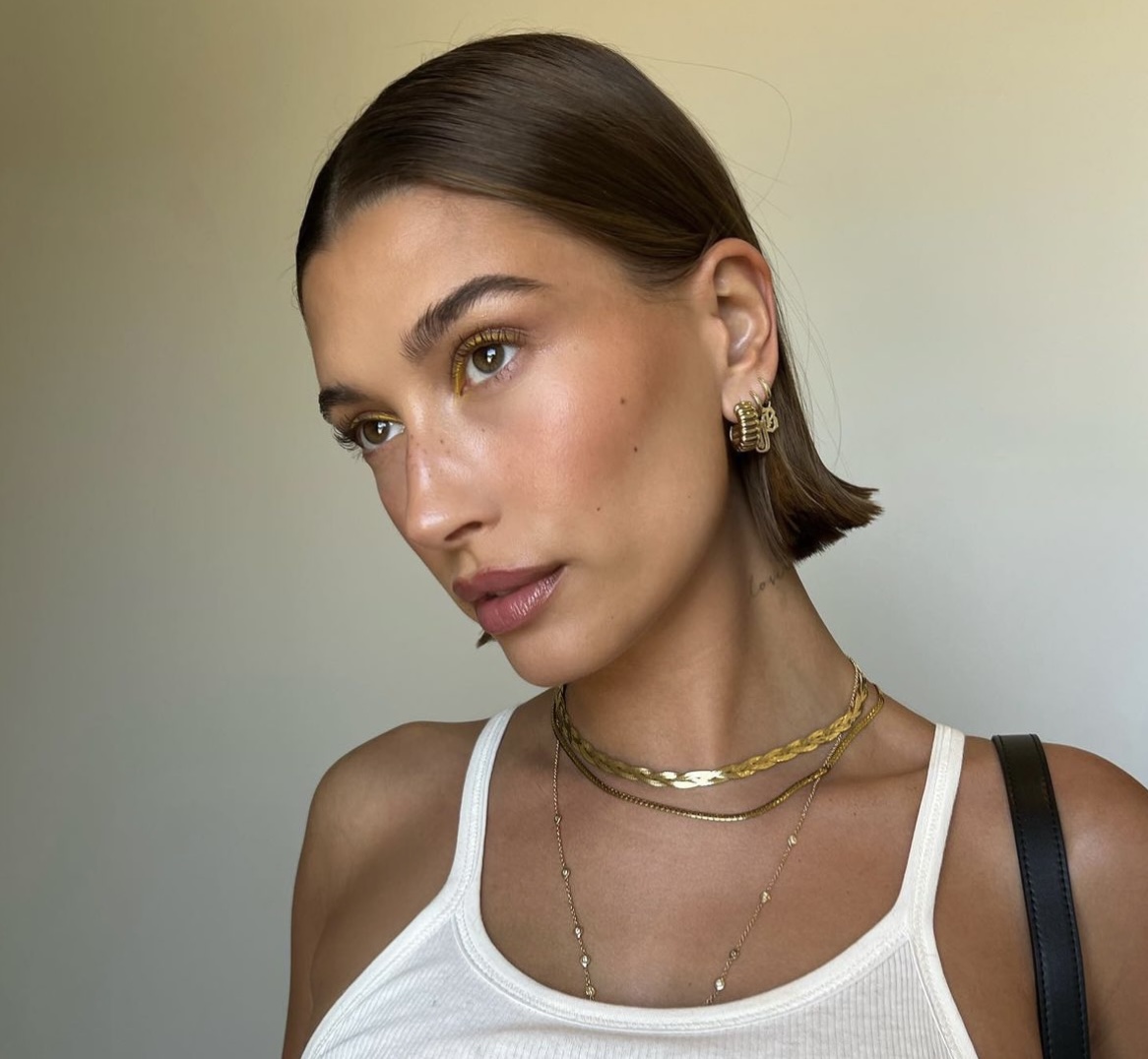 One leg in a million: Hailey Bieber tried an ultra-short dress, not again