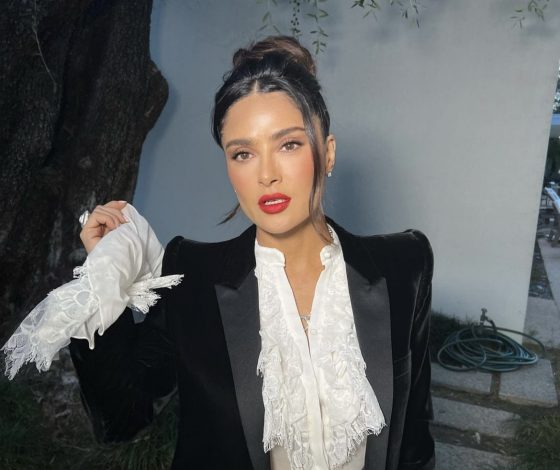 56-летняя Сальма Хайек поделилась фото в купальнике. И у нас только один вопрос – почему?