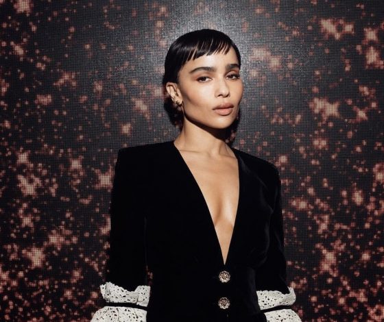 Зои Кравиц носит брюки в компании с вьетнамками (и этой весной мы будем делать так же)