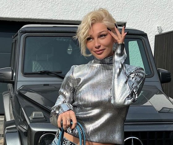 Настя Ивлеева выложила фото с сумкой почти за миллион рублей