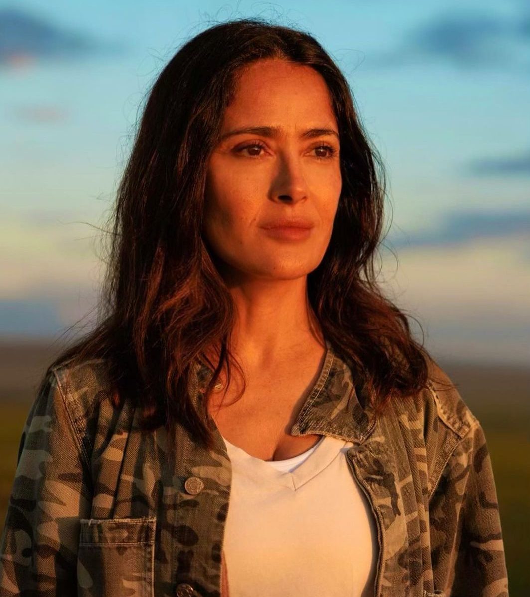 Salma Hayek shows which swimsuit women with big breasts should wear
